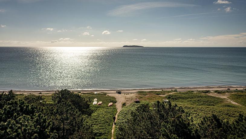 Strand på Djursland med blik til øen Hjelm