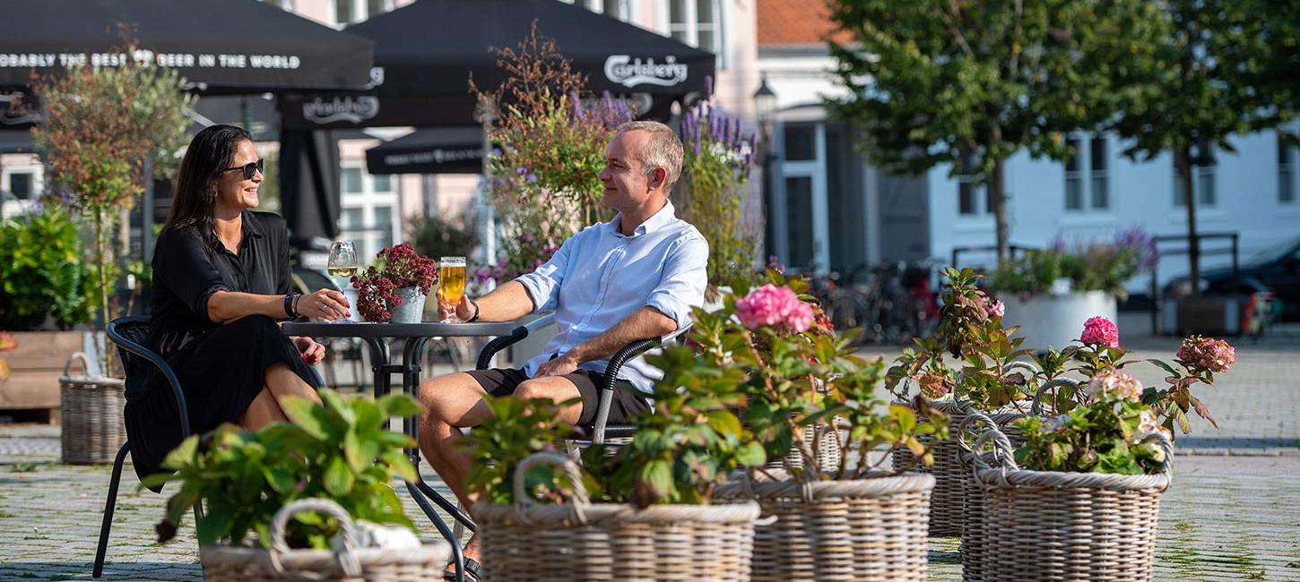 Par spiser frokost på Nytorv i Viborg