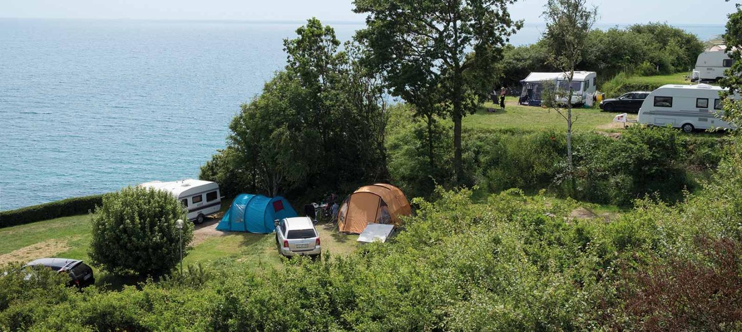 Blushøj Camping på Djursland med udsigt til havet