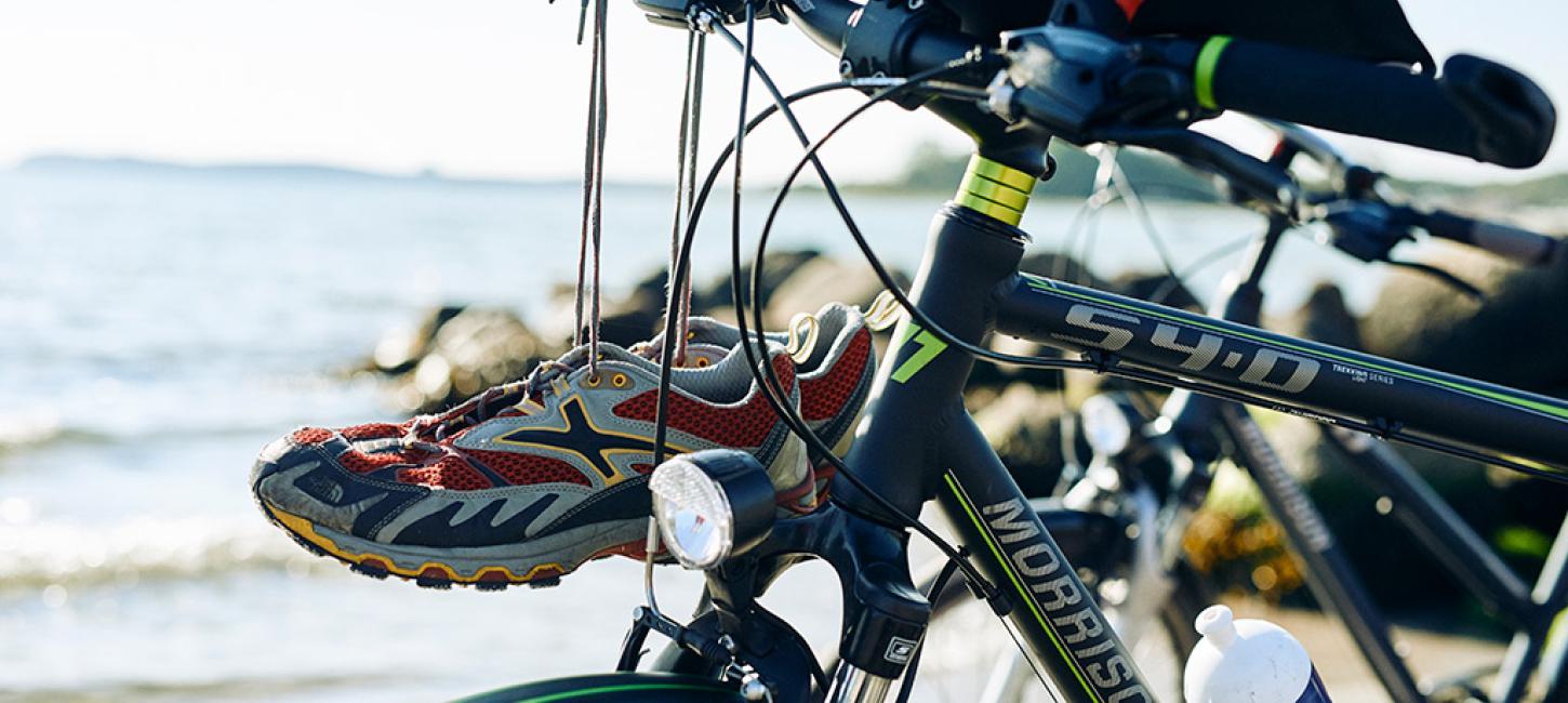 Cykel med cykelkort og løbesko