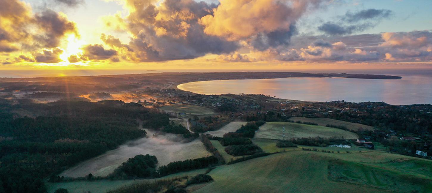 Luftfoto over Djursland i efterårets farver