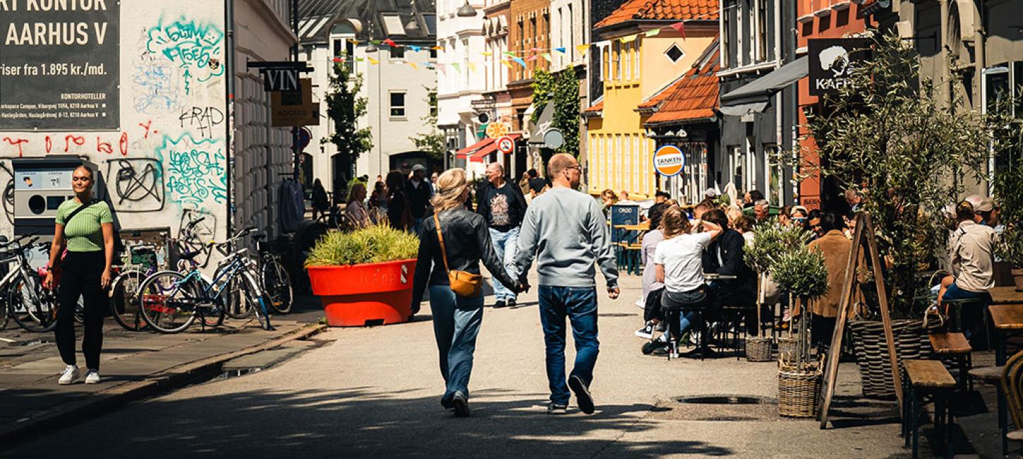 Par går gennem Latinerkvarteret i Aarhus