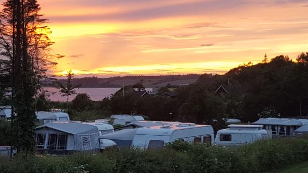 Hjarbæk Fjord Camping i solnedgang