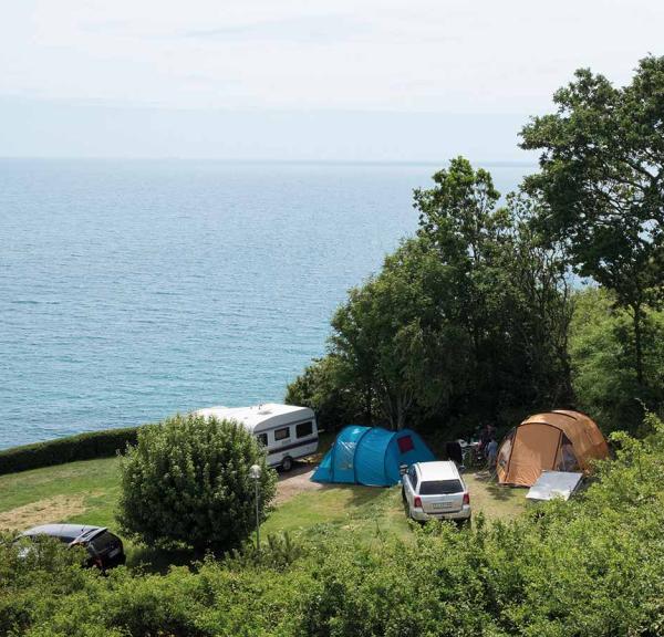 Blushøj Camping på Djursland med udsigt til havet