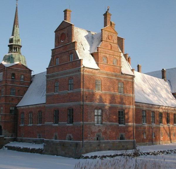 Rosenholm Slot med sne