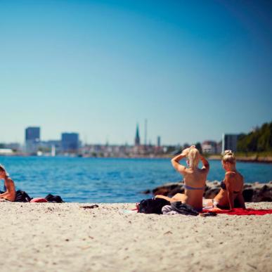 Piger på strand nyder sommeren i Aarhus
