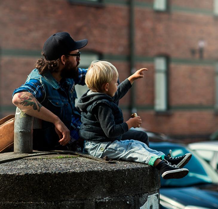 Far og søn chiller i Latinerkvarteret i Aarhus